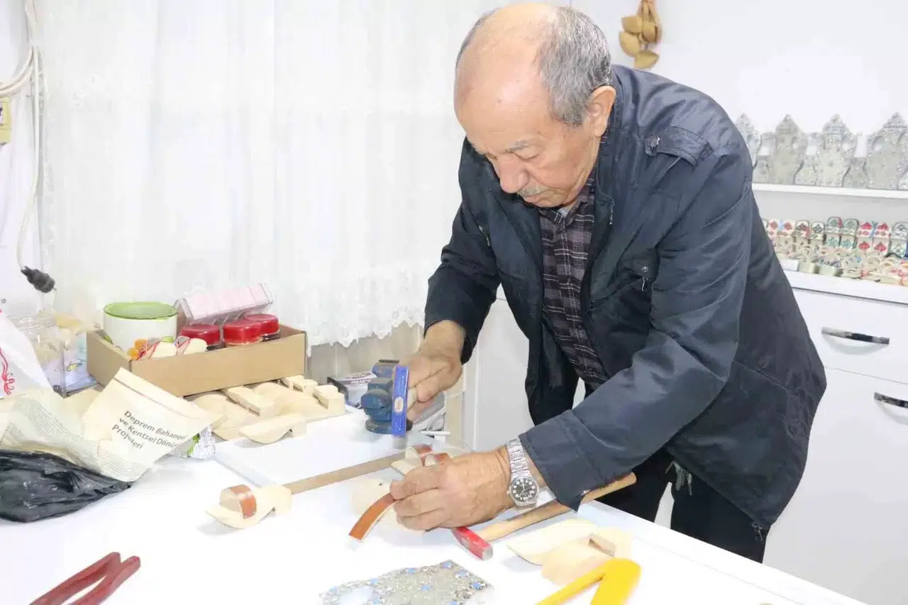 Atölyesinde Yaptığı Ahşap Eserleri Satıp Köyünün Gereksinimlerini Karşılıyor