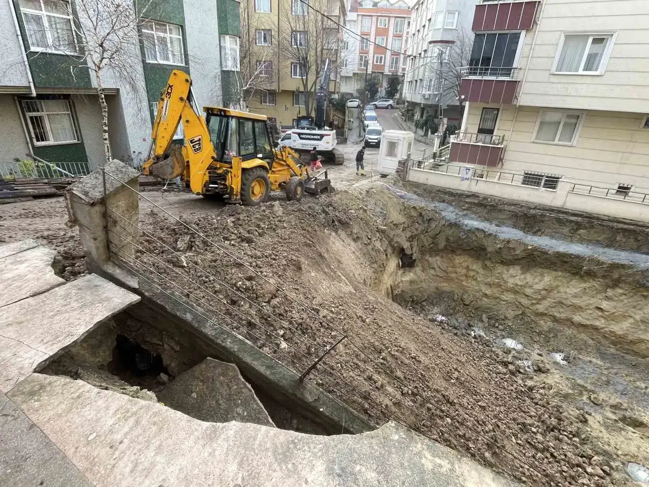 Avcılar’da 4 Katlı Bir Binanın İstinat Duvarı Çöktü