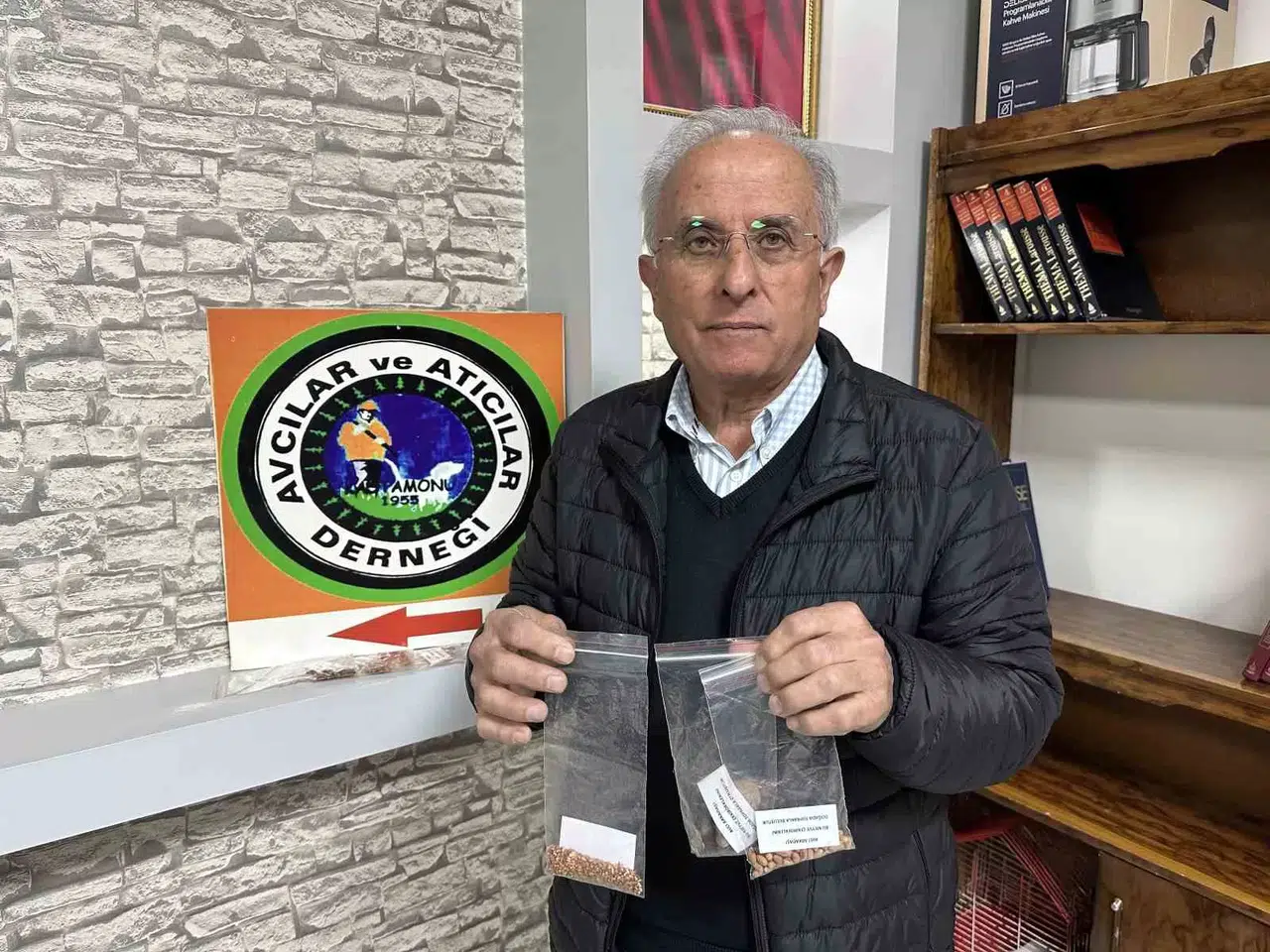 Ayıların Kentlere İnmesini Önlemek İçin Ormanlara Meyve Tohumları Ekiyorlar