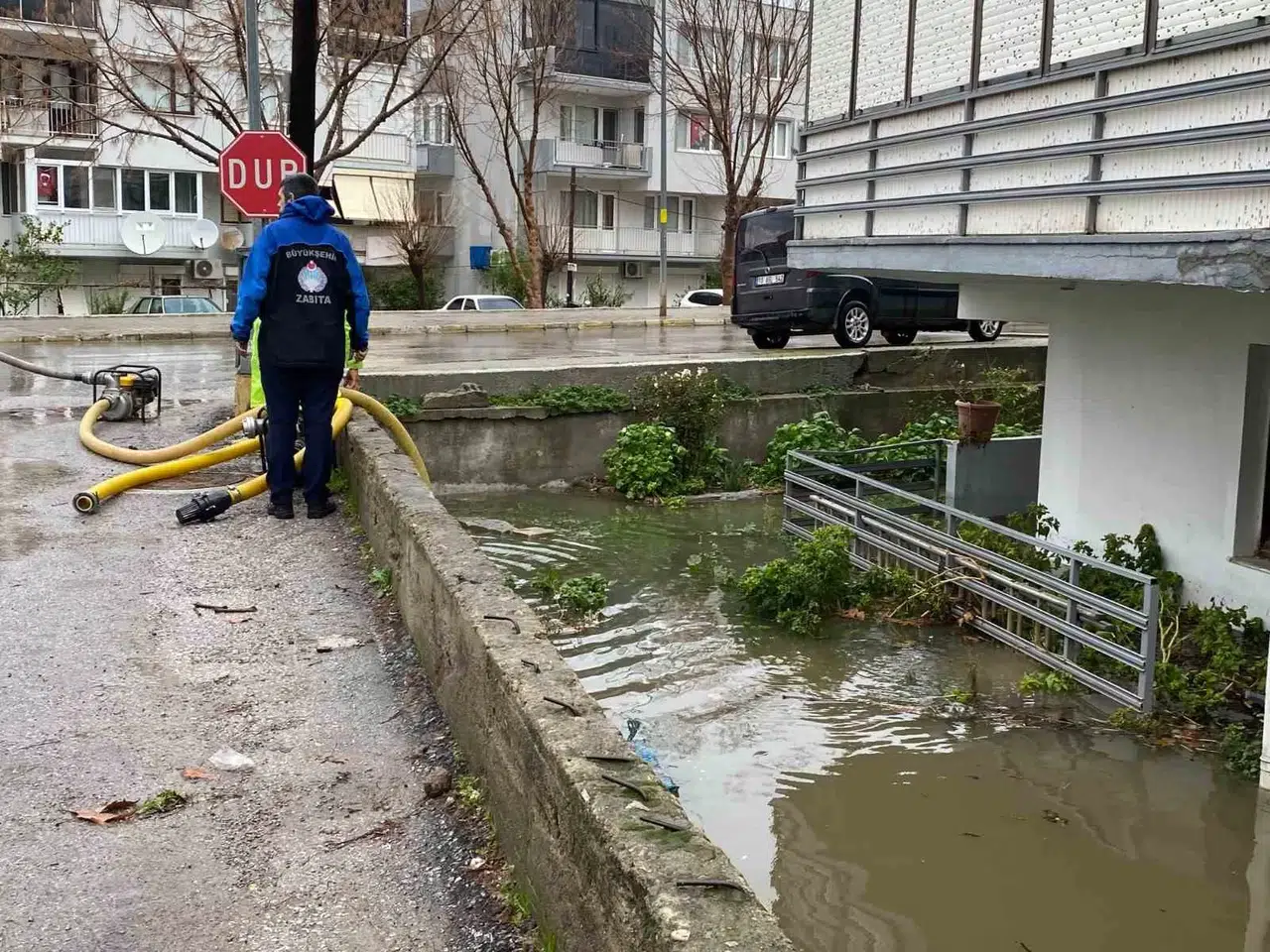Ayvalık’ta Şiddetli Yağış Hayatı Olumsuz Etkiledi