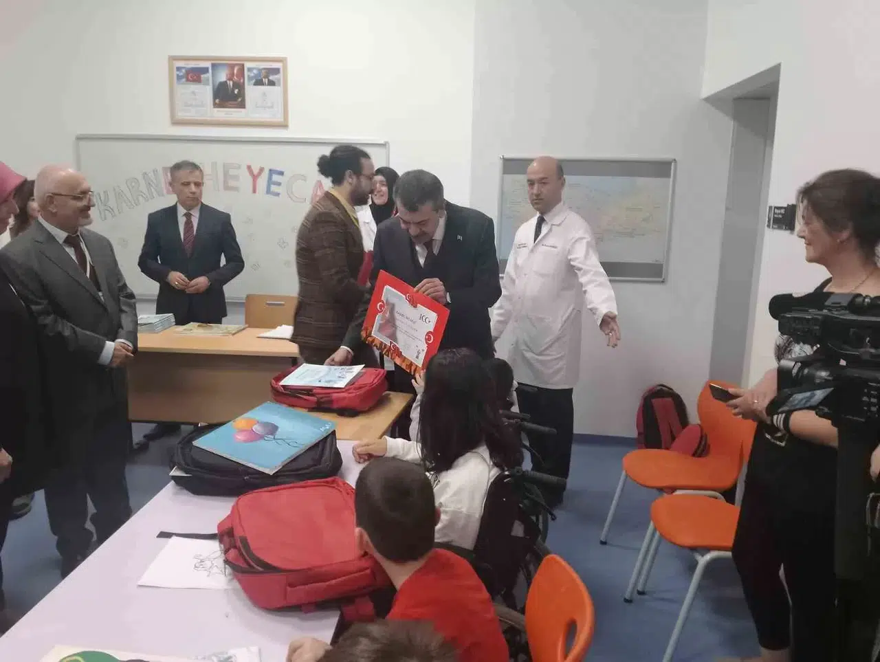 Bakan Tekin ve Eşi, Hastanedeki Çocukların Karne Sevincine Ortak Oldu