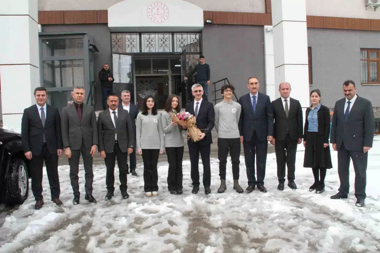 Bakan Yardımcısı Yılmaz Projeleri Uzayda Test Edilecek Muşlu Öğrencilerle Bir Ortaya Geldi