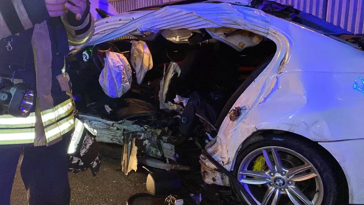 Bariyere Çarpan Araba Hurdaya Döndü: 2 Meyyit, 1 Yaralı
