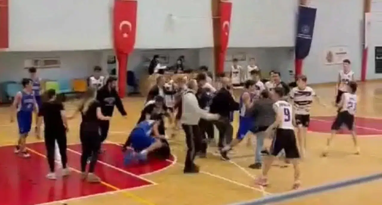 Basketbol Alanı Boks Ringine Döndü..bir Oyuncu Yaralandı