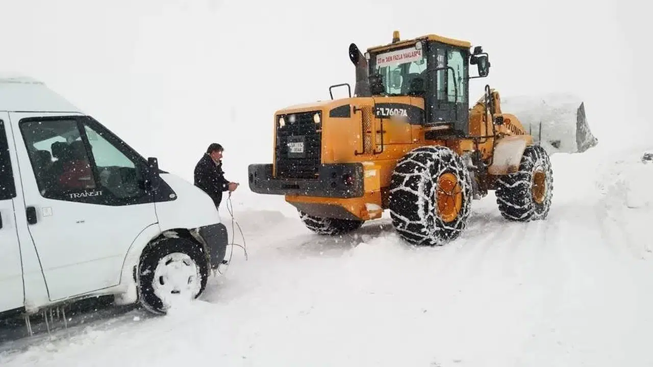 Bayburt’ta Kardan Kapanan Köy Yolları Tekrar Ulaşıma Açıldı