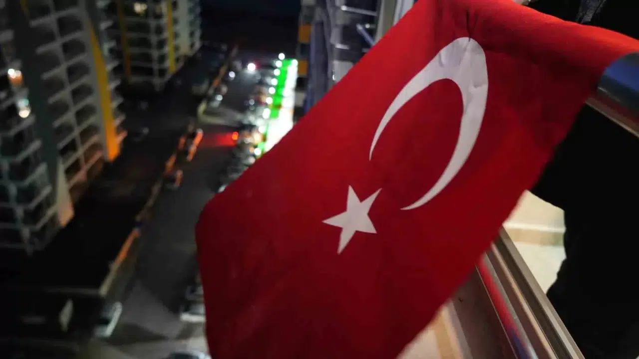 Belediye Hoparlörden Duyurdu, Vatandaşlar Şehitler İçin Konutuna Türk Bayrağı Astı
