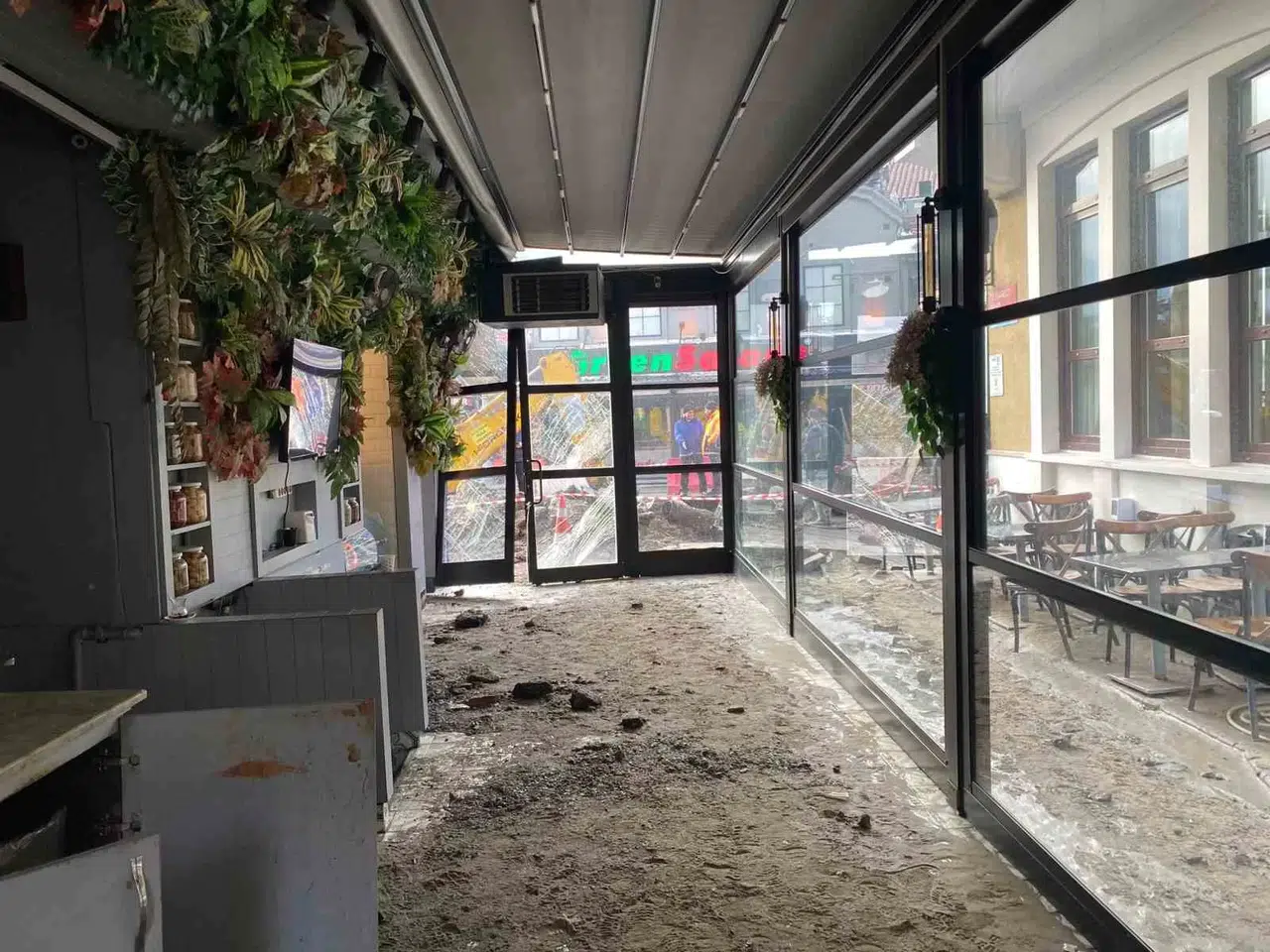 Beşiktaş’ta Ana İsale Sınırı Patlayınca İş Yerini Su Basan Esnaf: “İski’yi Aradık Fakat Geç Geldiler"
