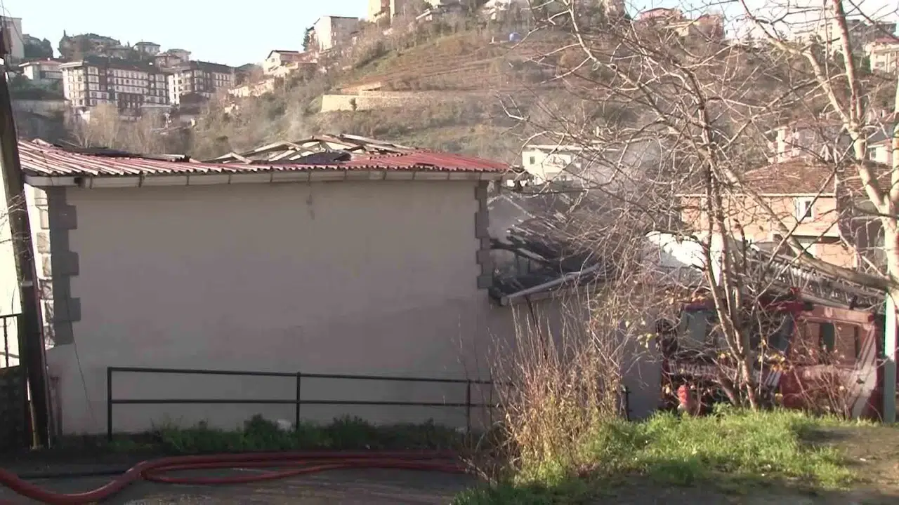Beykoz’da 2 Katlı Konutun Çatısı Alev Alev Yandı