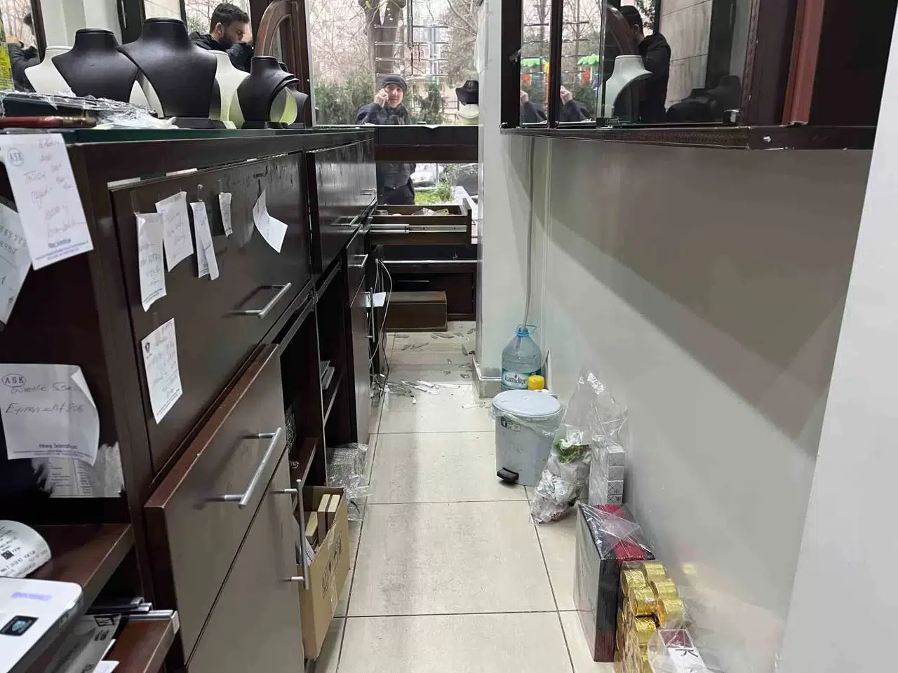 Beylikdüzü’nde 4 Dakika İçinde Yaklaşık 1 Buçuk Kilo Altını Çaldılar