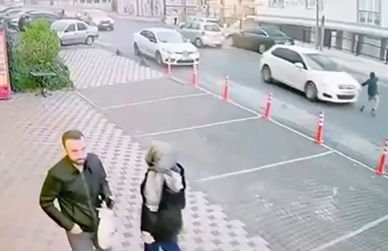 Beylikdüzü’nde Feci Kaza: Babasının Gözü Önünde Çocuğa Otomobil Çarptı