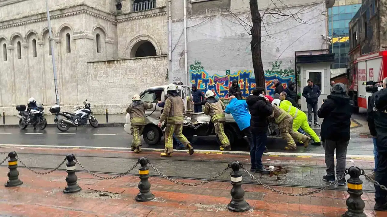 Beyoğlu’da Tramvay ile Kamyonet Çarpıştı: 1 Yaralı