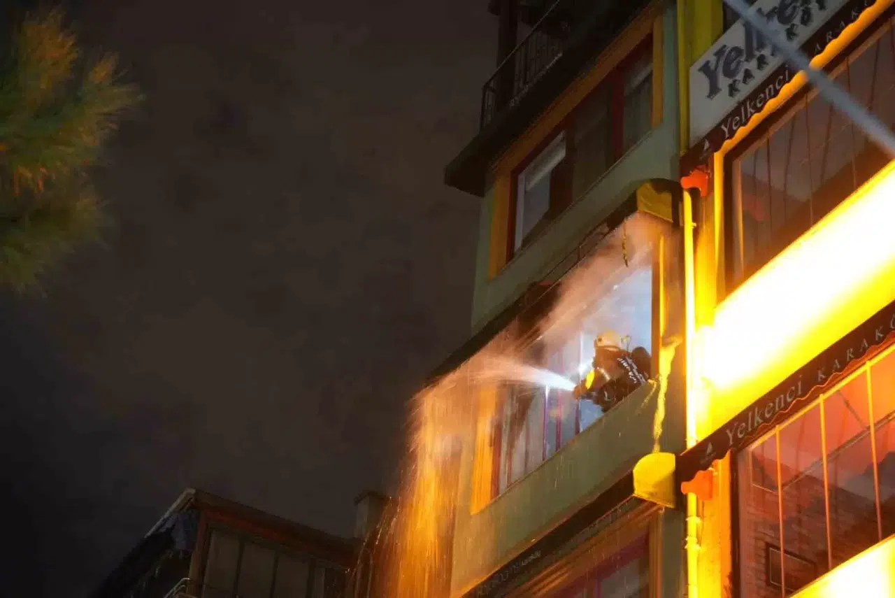 Beyoğlu’nda 4 Katlı Apart Otelde Korkutan Yangın