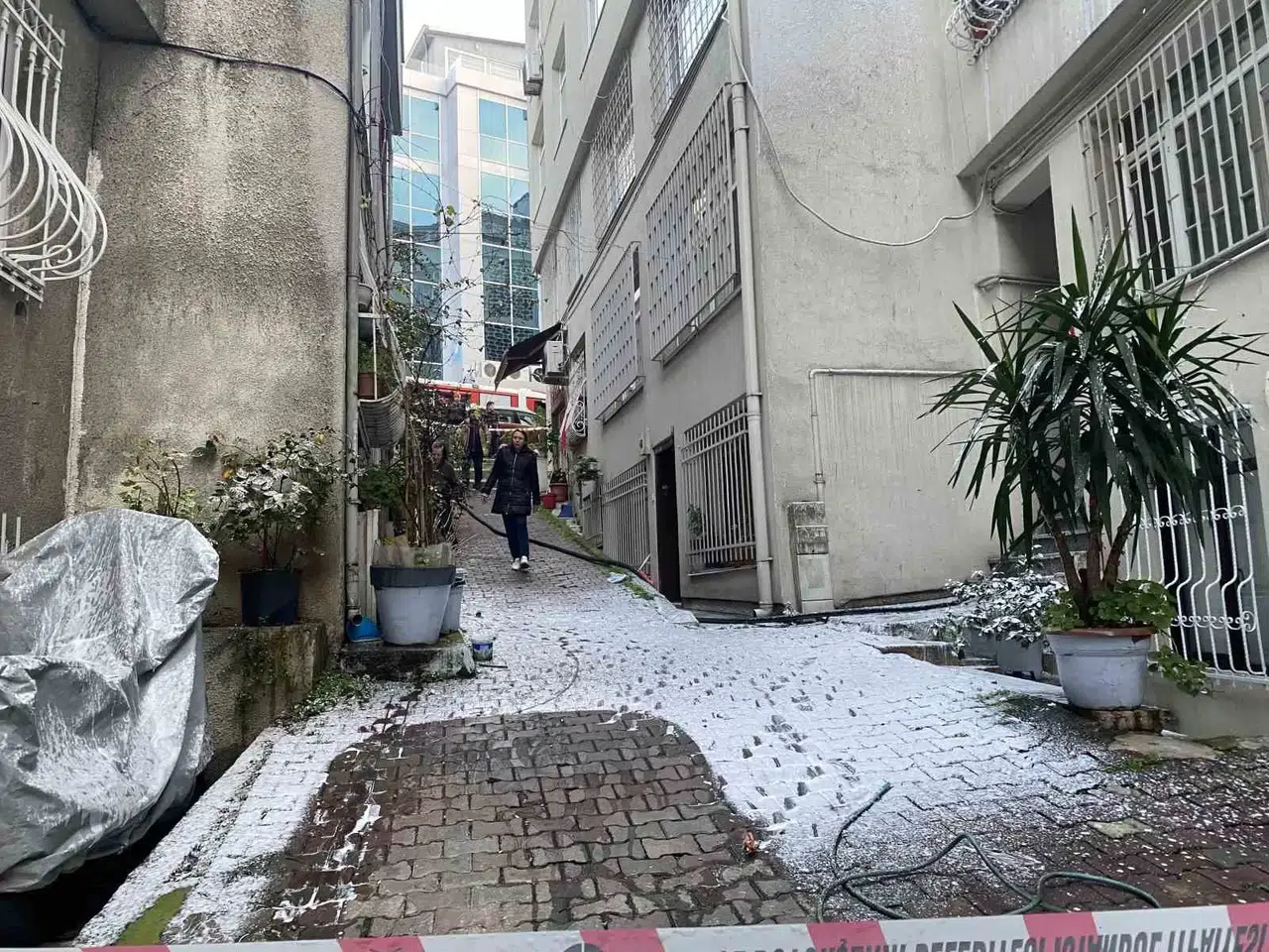 Beyoğlu’nda Binada Çıkan Yangın Korkuttu: Mahsur Kalan Yaşlı Bayan Kurtarıldı