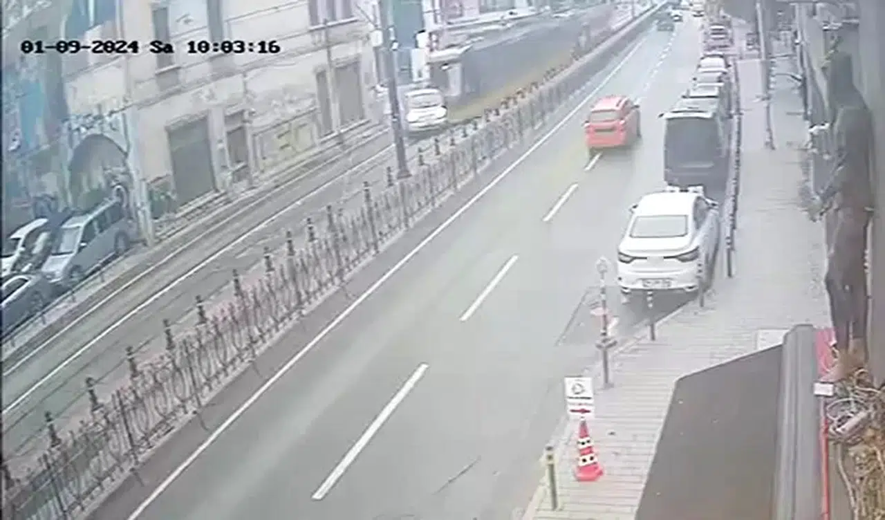Beyoğlu’nda Tramvayın Kamyoneti Sürüklediği Anlar Güvenlik Kamerasında