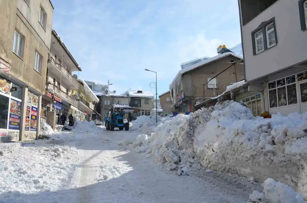 Beytüşşebap’ta Vatandaşlar Damları, Belediye Cadde ve Sokakları Temizliyor