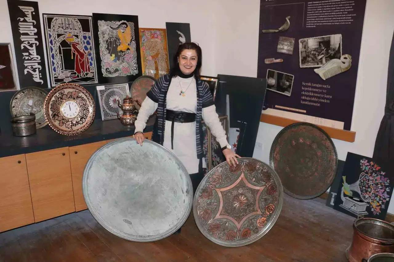 Bir Kenara Atılan Bakırlarla Terapi Görüp, Hem de Yenileyerek Hayata Katıyorlar