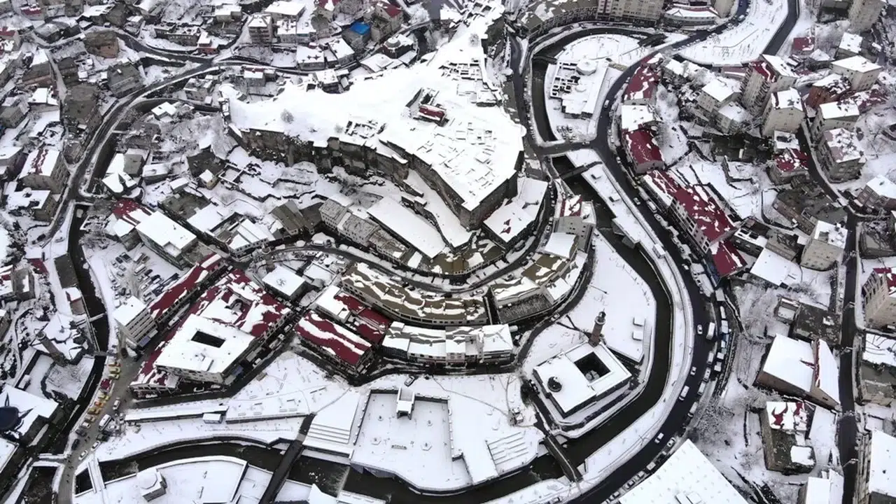 Bitlis’in Karla Bütünleşen Tarihi Hoşlukları Mest Ediyor