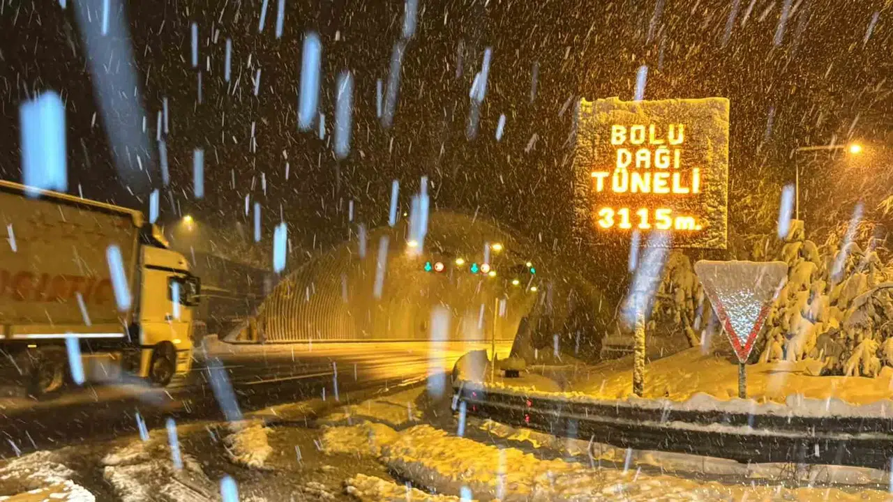 Bolu Dağı’nda Ağır Kar Yağışı: Görüş Uzaklığı 40 Metreye Düştü