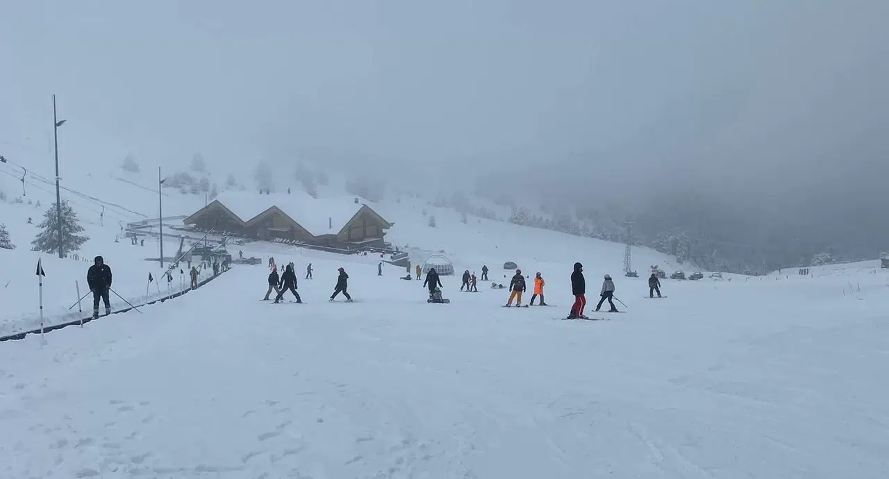 Bolu’nun Yükseklerinde Kar Yağışı: Kartalkaya’da Kar Kalınlığı 1 Metreye Ulaştı