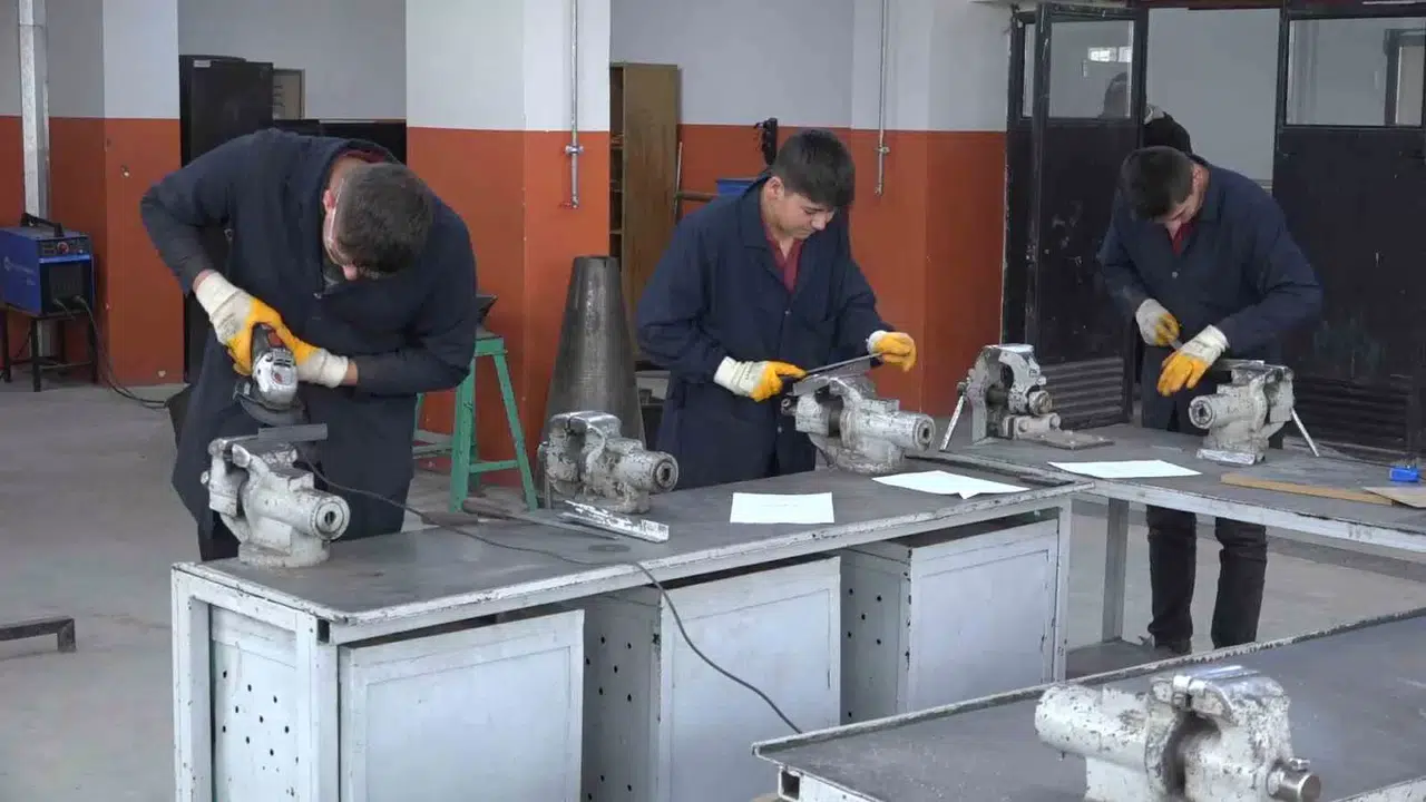 Bu Okulun Öğrencileri Hem Meslek Öğreniyor Hem de Çıkar Elde Ediyor