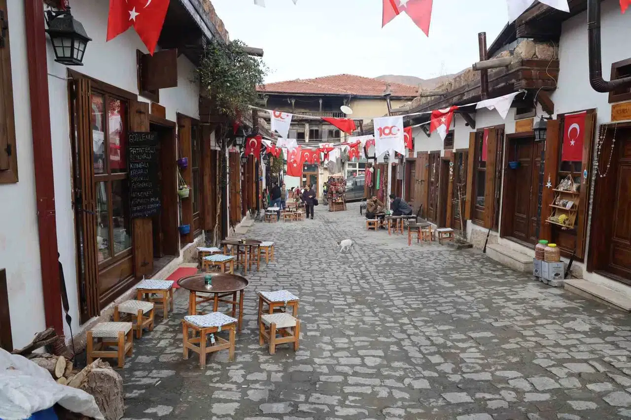 Bu Sokaktaki Tüm Esnaf Bayan