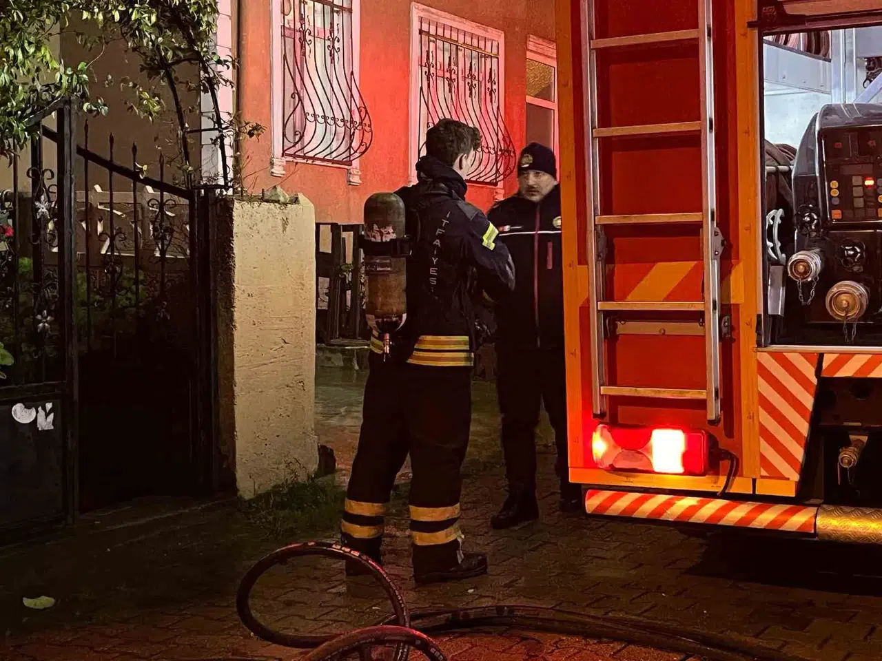 Bulaşık Makinesinde Çıkan Yangına Müdahale Ederken Dumandan Etkilendi
