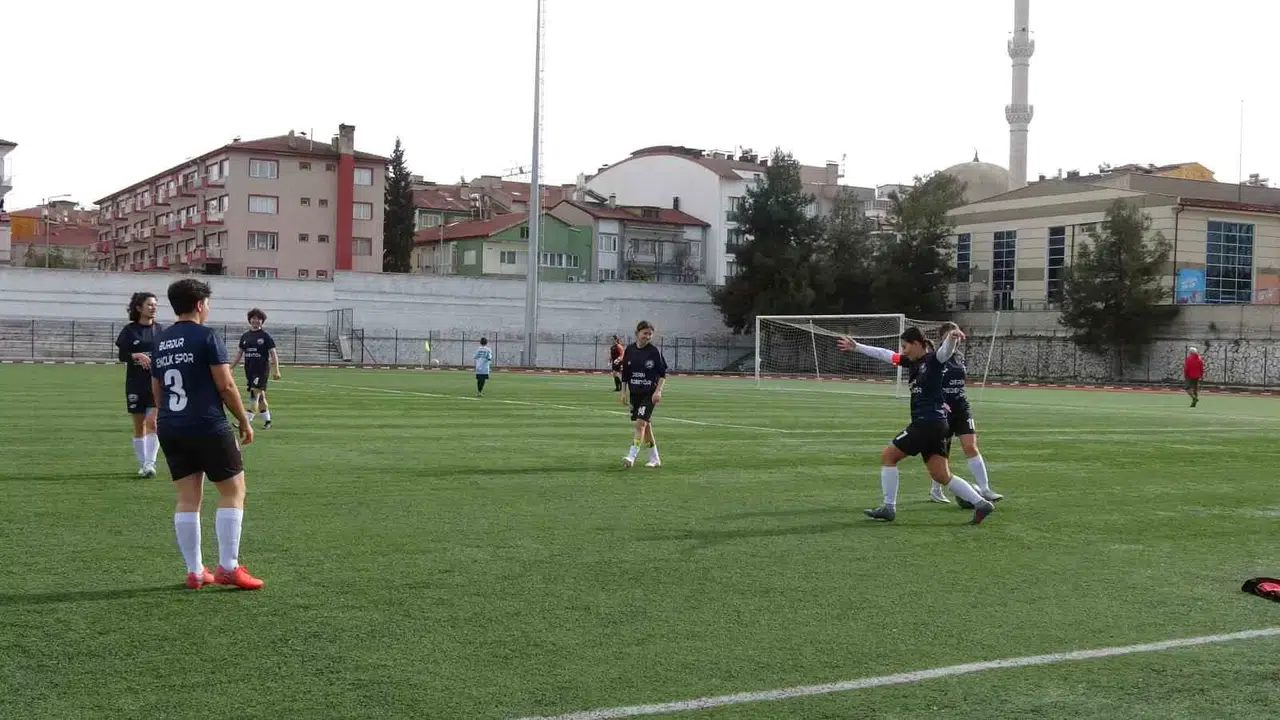 Burdur Gençlik ve Spor Bayan Futbol Ekibi Birinci Maçından Hükmen Galip Ayrıldı