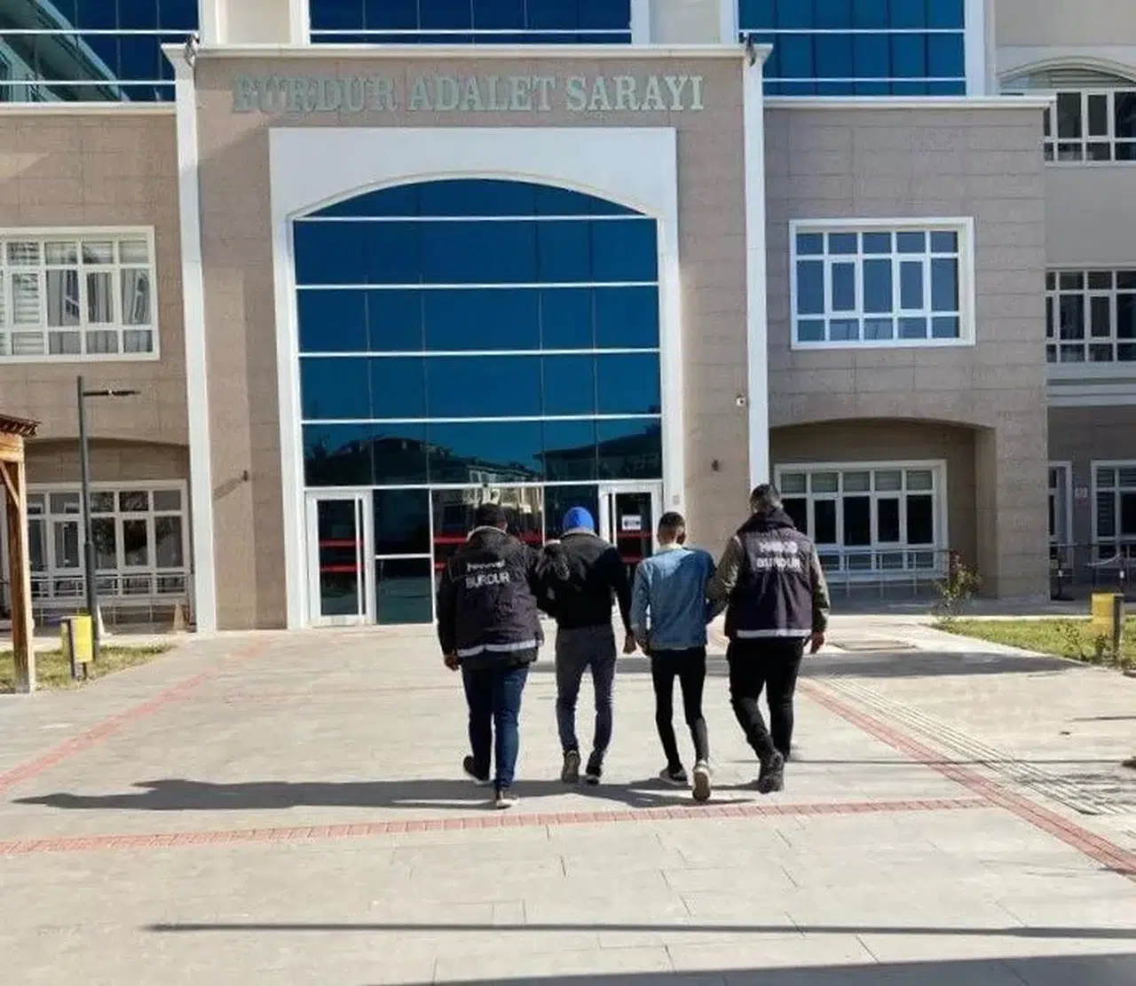 Burdur’da Durdurulan Araçta Uyuşturucu Çıktı, 2 Şahıs Tutuklandı
