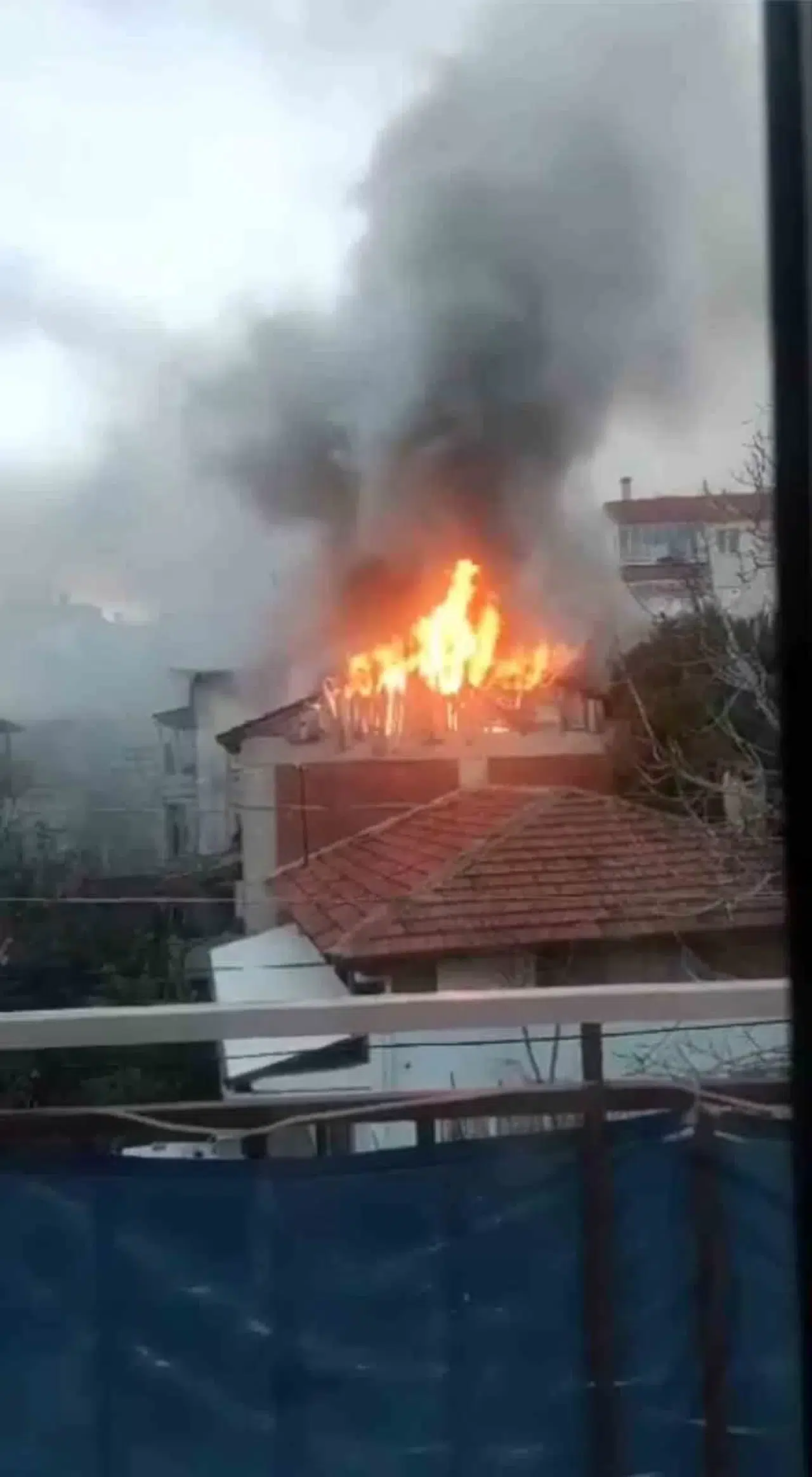 Bursa’da Çatı Alev Alev Yandı, O Anlar Kamerada
