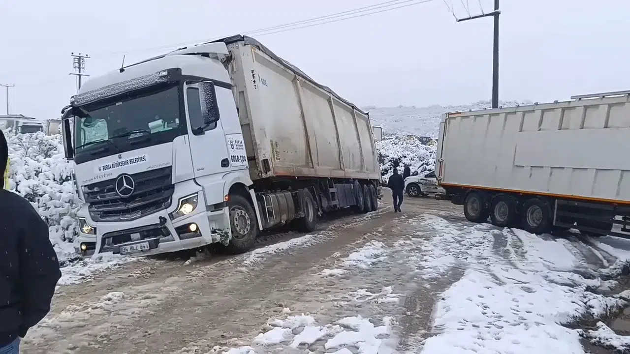 Bursa’da Kar Yağışı Sonrası Tırlar Yolda Kaldı