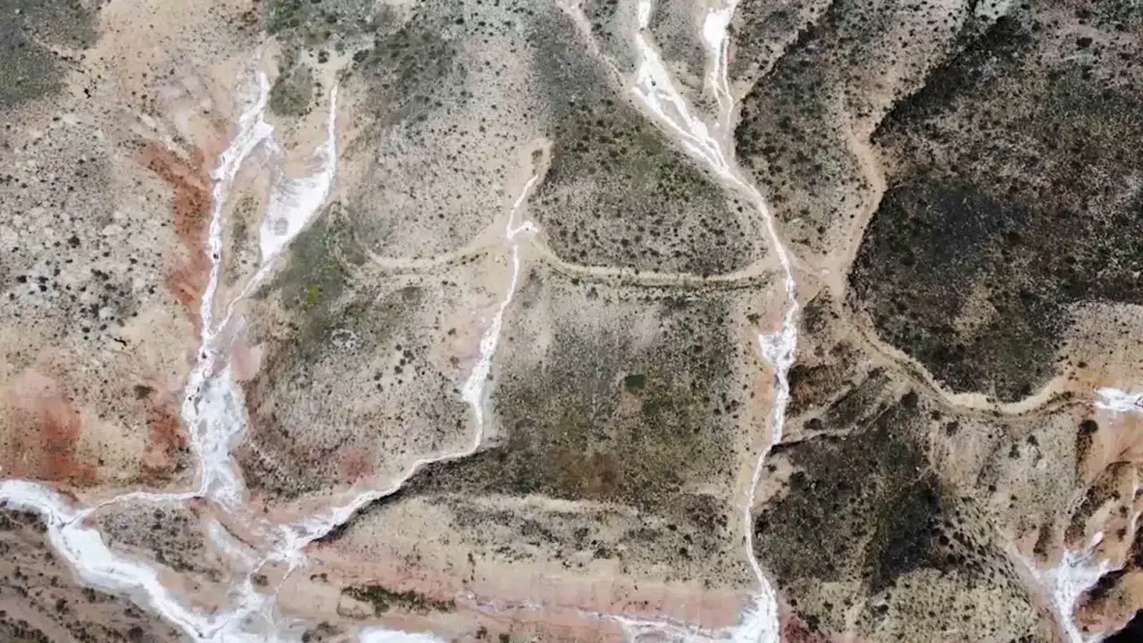 Büsbütün Doğal Üretim: Kırmızı Topraktaki Mineralleri Toplayarak Bin 300 Metreden Çıkıyor