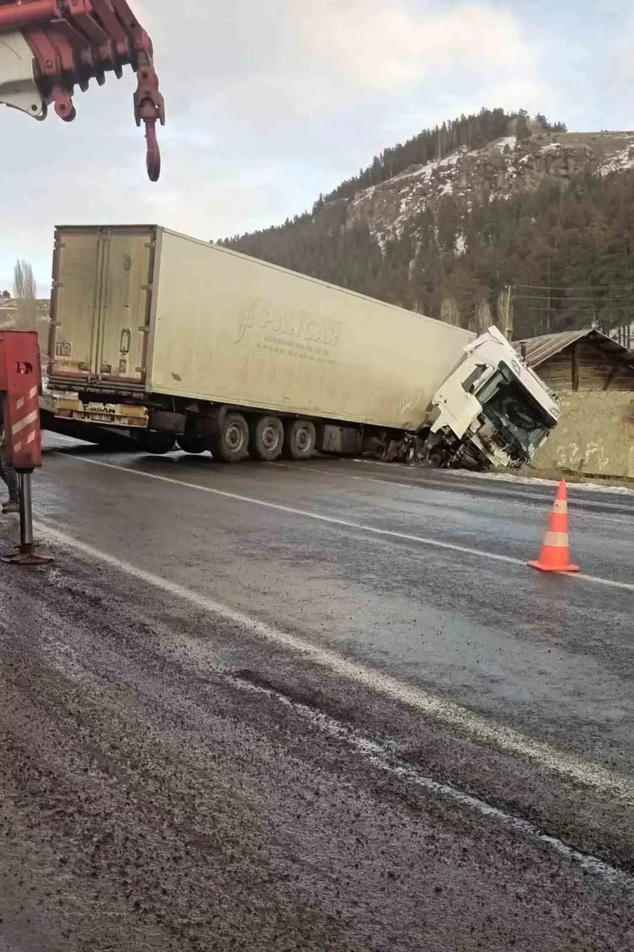 Buzlu Yolda Kayan Tır Meskene Çarptı