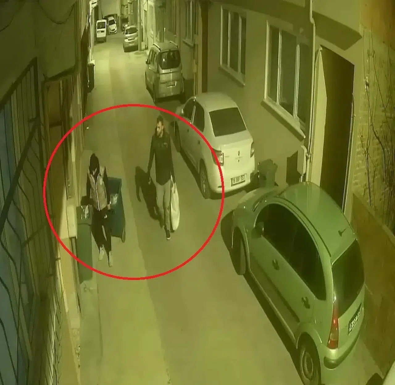 Çaldıkları Çöp Kovasını Beğenmeyince Bırakıp Öbür Çaldılar