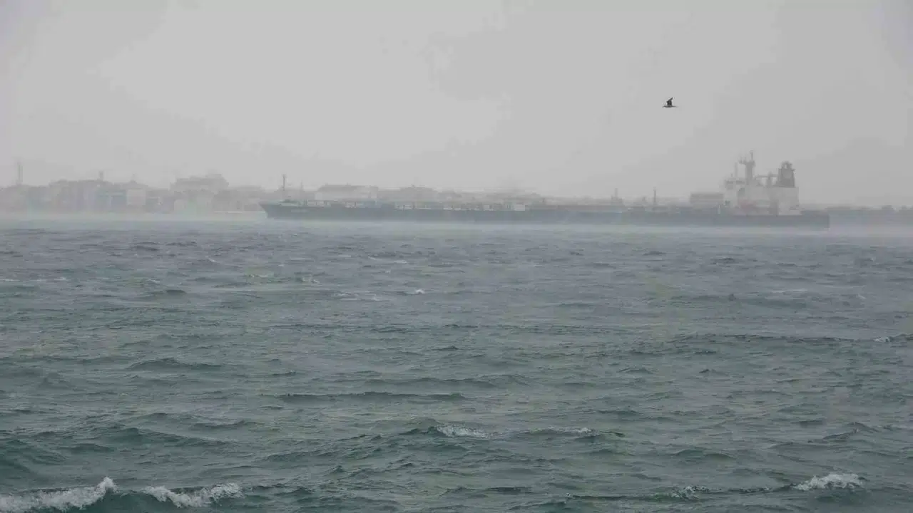 Çanakkale Boğazı Berbat Hava Koşulları ve Akıntı Nedeniyle Transit Gemi Geçişlerine Kapatıldı