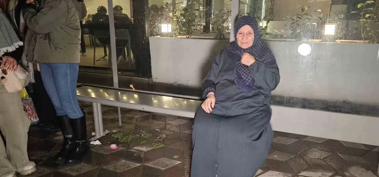Çantasını Durakta Unuttu, Çalındığını Düşünen Gözü Yaşlı Bayan Gerçeği Güvenlik Kamerasını İzleyince Öğrendi