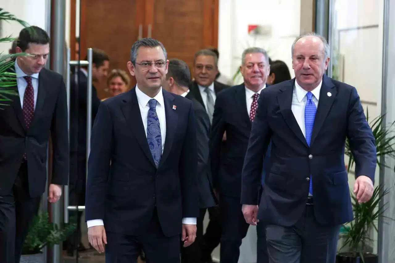 CHP Başkanı Özel, Memleket Partisi Genel Lideri İnce ile Bir Ortaya Geldi