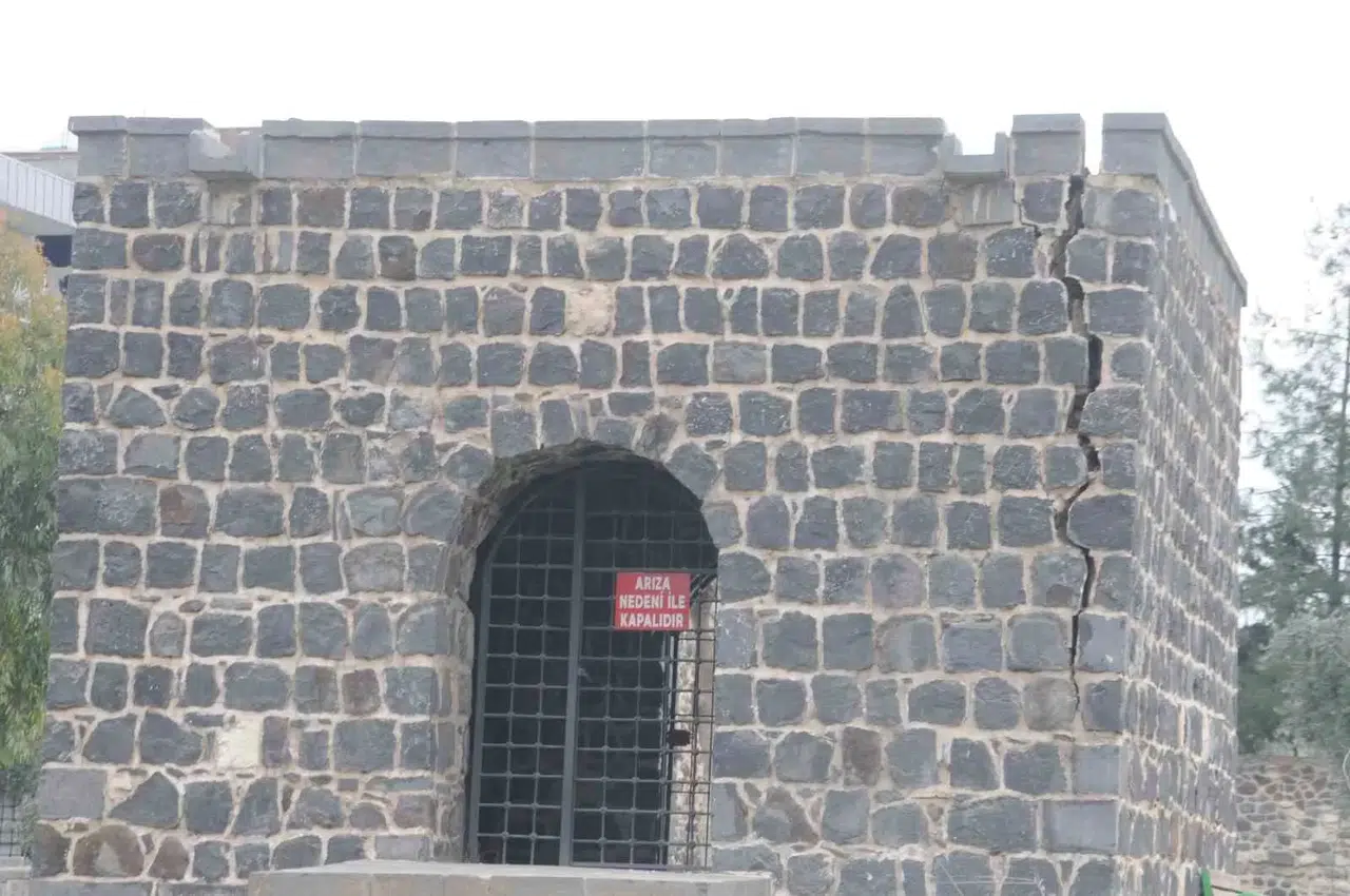 Cizre’de Tarihi Abdaliye Medresesi’nin Duvarı Tehlike Saçıyor