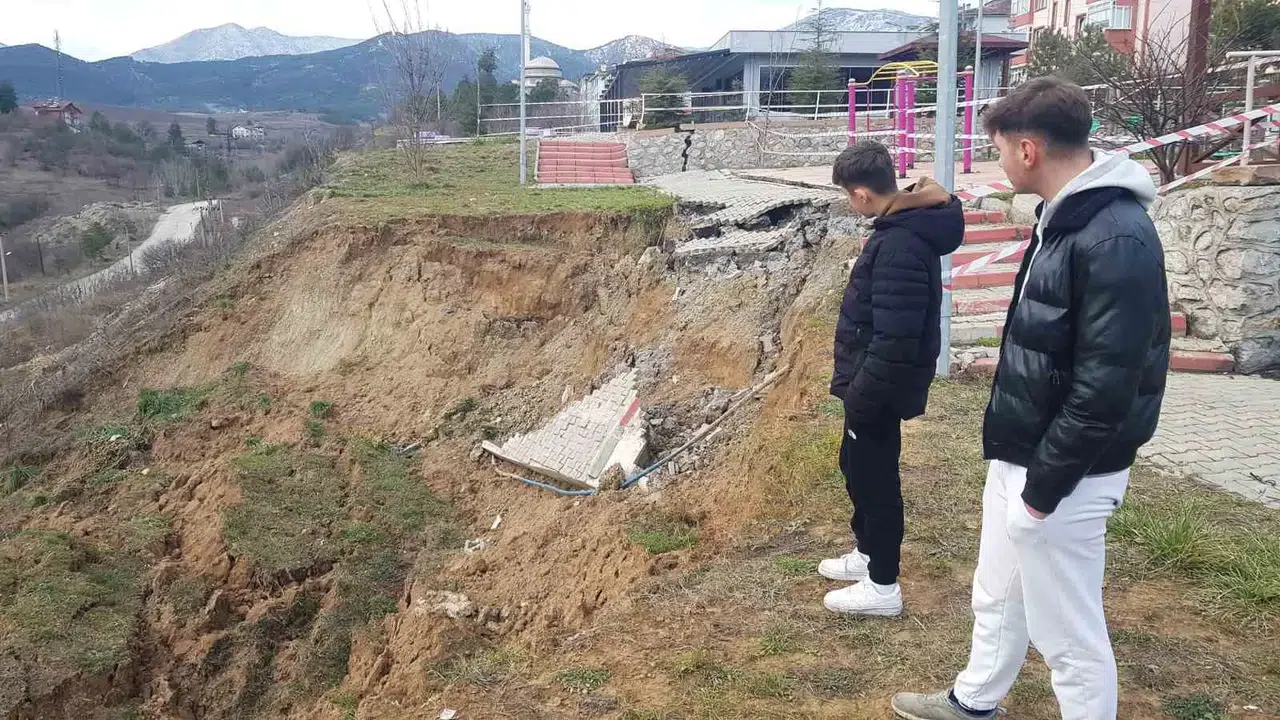 Çocuk Parkında Üçüncü Defa Heyelan Meydana Geldi