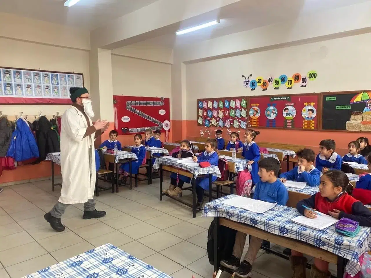 Dede Korkut’un Kıssalarını Canlandırarak Anlatan Öğretmen Öğrencilerini Eğlendirdi