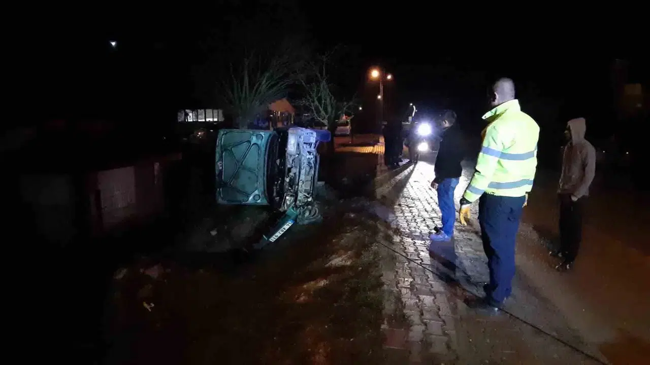 Denetimden Çıkan Araba Yan Yattı: 2 Yaralı