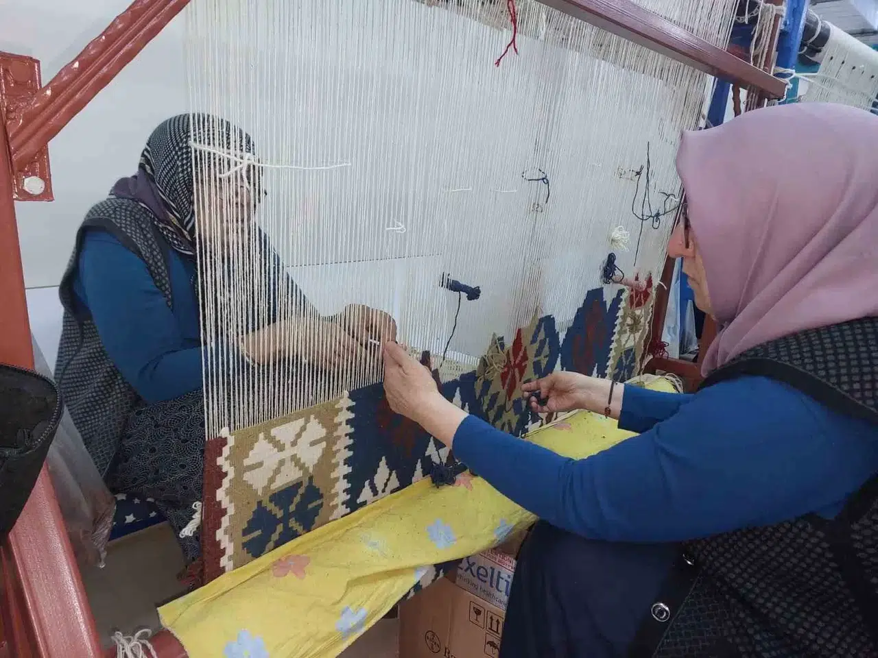 Depremzede Bayanlar Kilim Tezgahında İlmik Atıyor