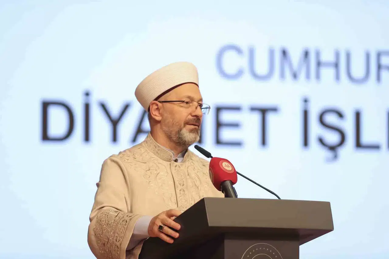 Diyanet İşleri Lideri Erbaş, İmam Hatip Öğrencileriyle Bir Ortaya Geldi