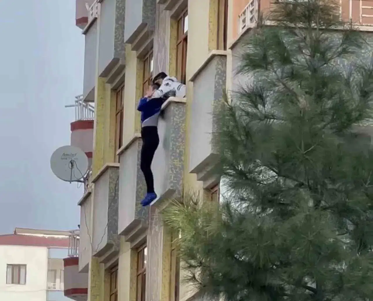Diyarbakır’da 3’üncü Kattan Kendini Bırakmaya Çalışan Bayan Bu türlü Kurtarıldı