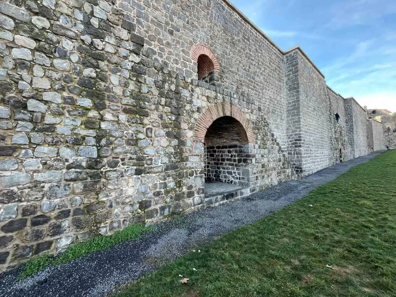 Diyarbakır’da Surlardan Düşen Çocuk Ağır Yaralandı