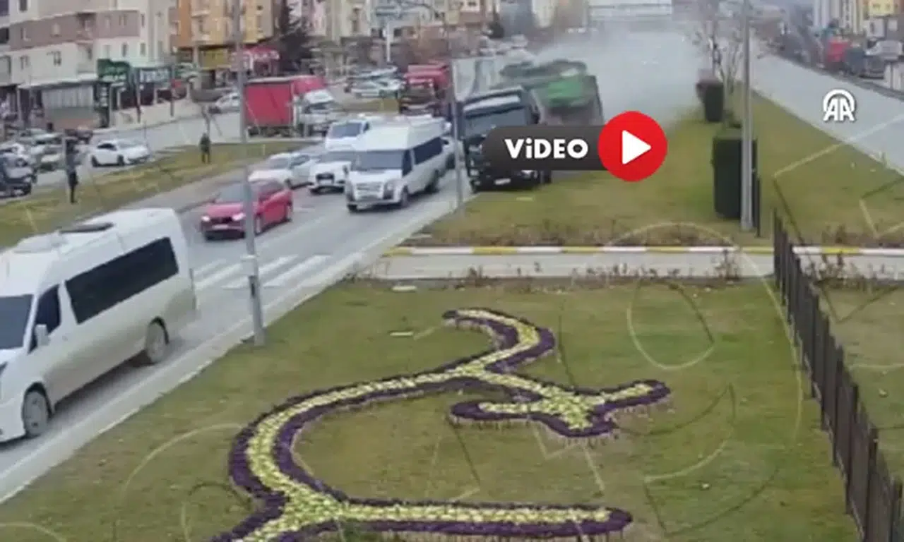 Şerit Farklı Olsa Facia Yaşanacaktı, Tırın Yoldan Çıktığı Anlar Güvenlik Kamerasında