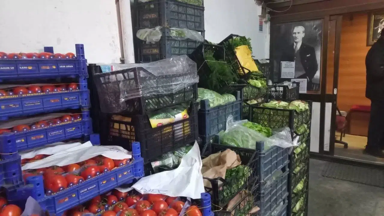 Donan Eserler Çöpe Atıldı, Kalanlar Battaniyelerle Korunmaya Çalışılıyor