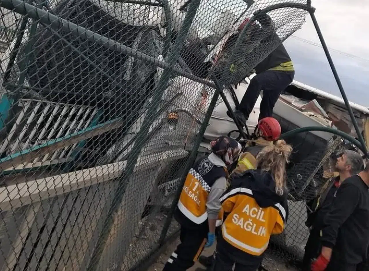 Dondurulmuş Tavuk Yüklü Tır Devrildi, Şoför 2 Saatte Kurtarıldı