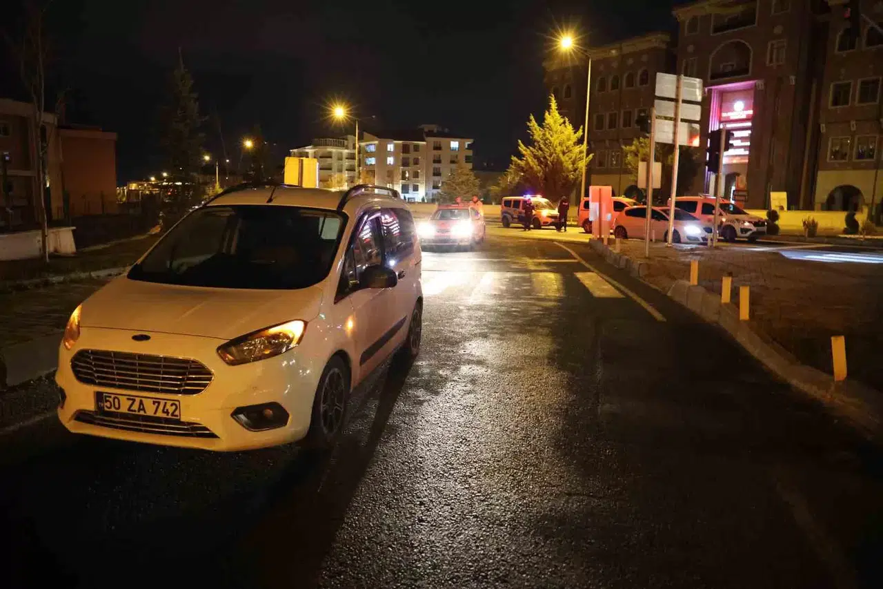Dur İhtarına Uymayan Aracı, Polis Takımları Ateş Ederek Durdurdu