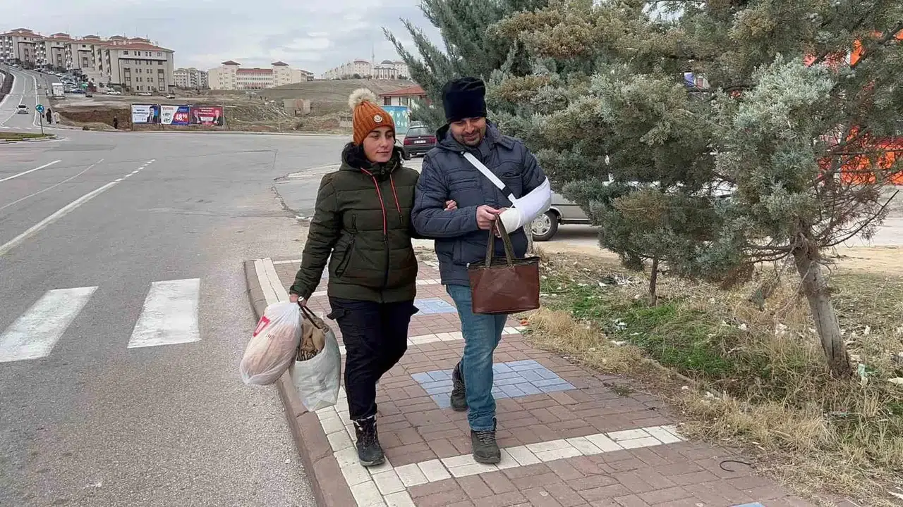 Durakta Çanta Bulan Çiftin Örnek Davranışı “İnsanlık Ölmemiş” Dedirtti