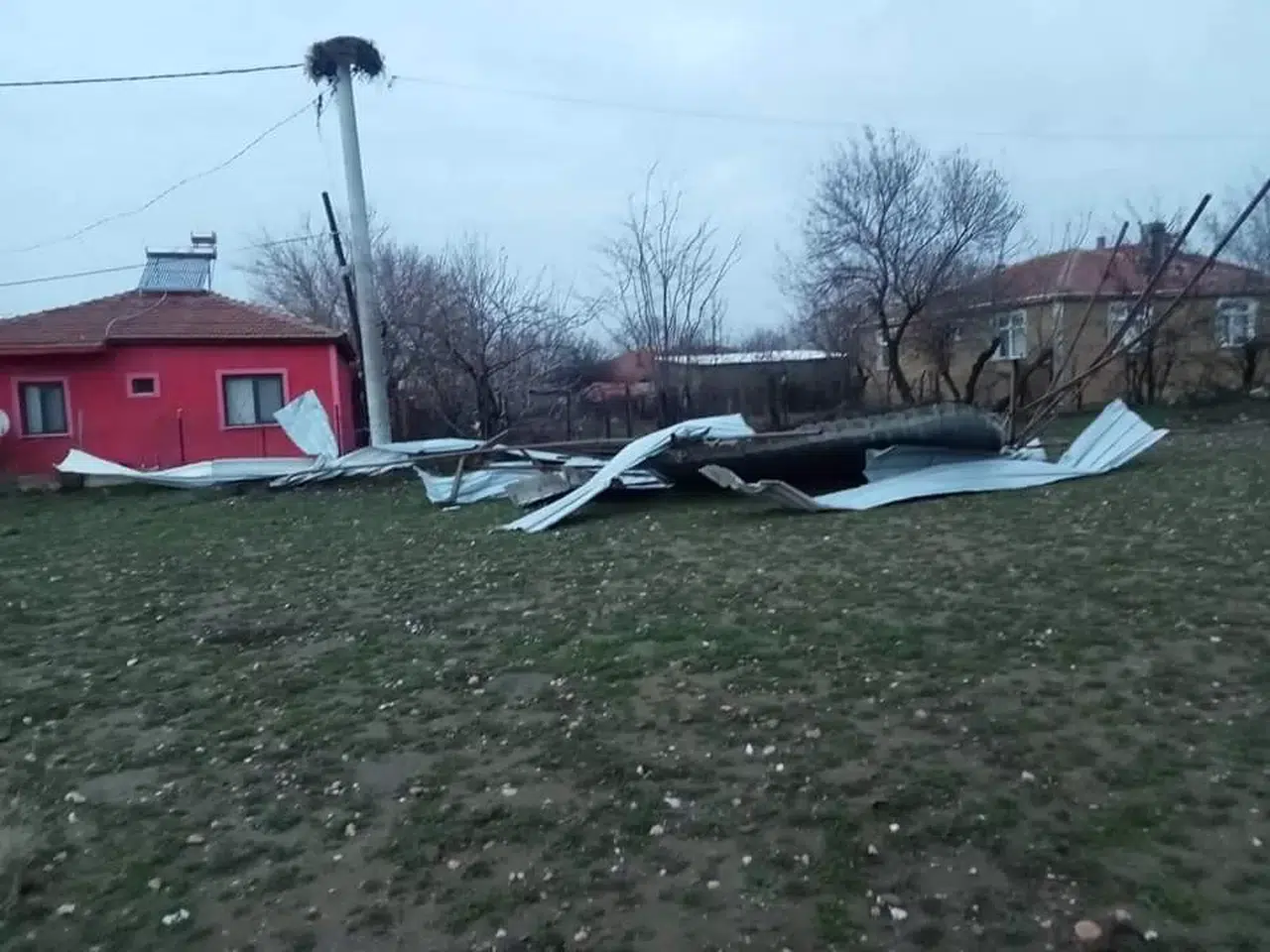 Edirne’de Fırtına Çatıları Uçurdu, Ağaç ve Direkleri Devirdi